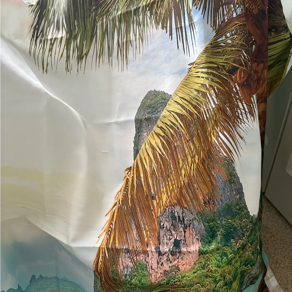Very pretty ocean scene shower curtain in perfect condition.